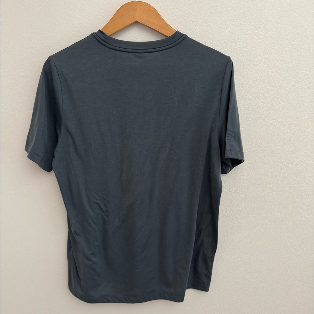 Vuori Current Tech Tee in Lake - Picture 5 of 6